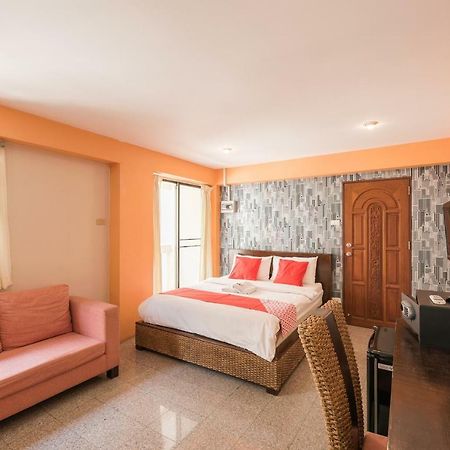 Oyo 110 Old Town Hotel Бангкок Екстер'єр фото