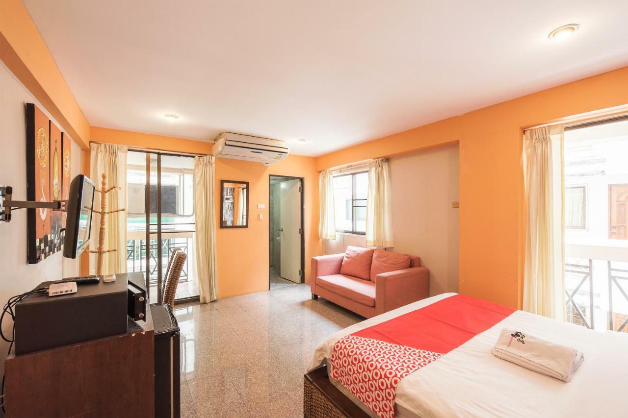 Oyo 110 Old Town Hotel Бангкок Екстер'єр фото