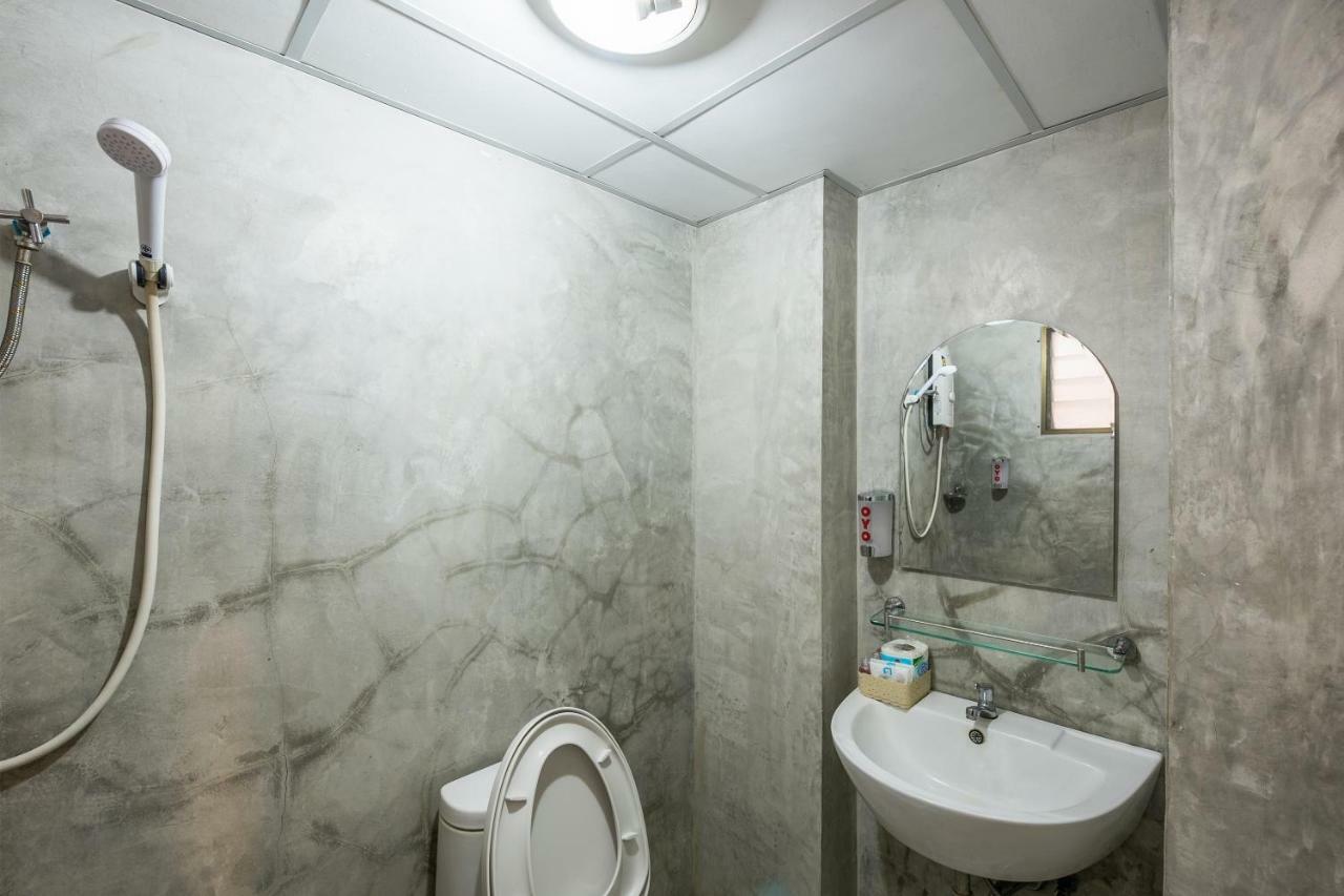 Oyo 110 Old Town Hotel Бангкок Екстер'єр фото