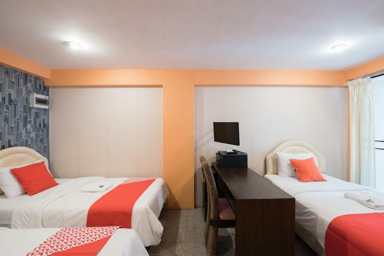 Oyo 110 Old Town Hotel Бангкок Екстер'єр фото