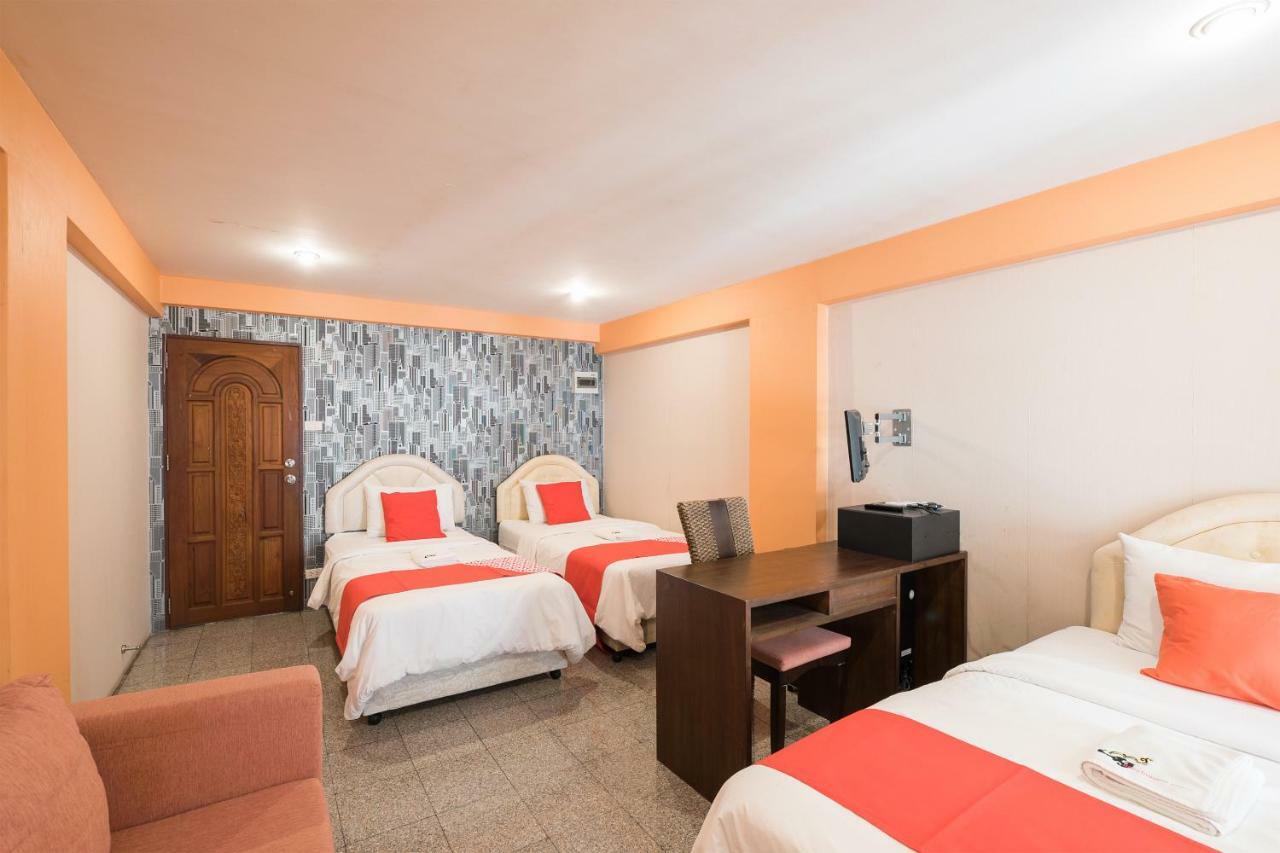 Oyo 110 Old Town Hotel Бангкок Екстер'єр фото