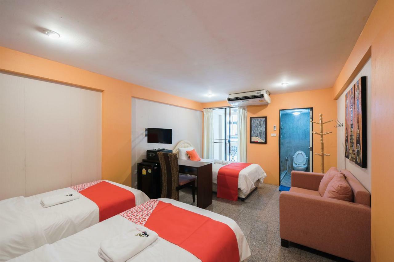 Oyo 110 Old Town Hotel Бангкок Екстер'єр фото
